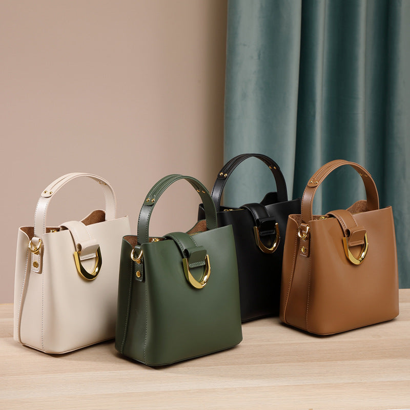 Sleek Shoulder Bag Luvéillé
