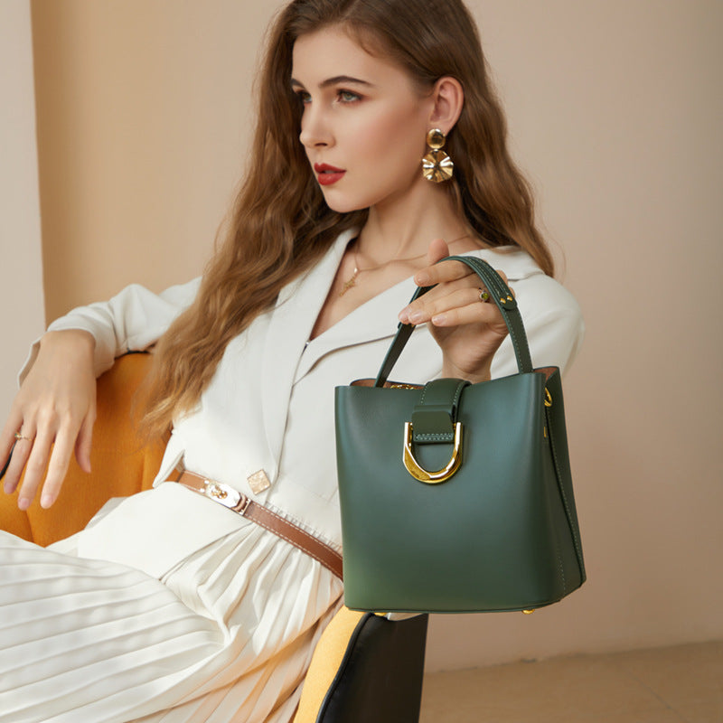 Sleek Shoulder Bag Luvéillé